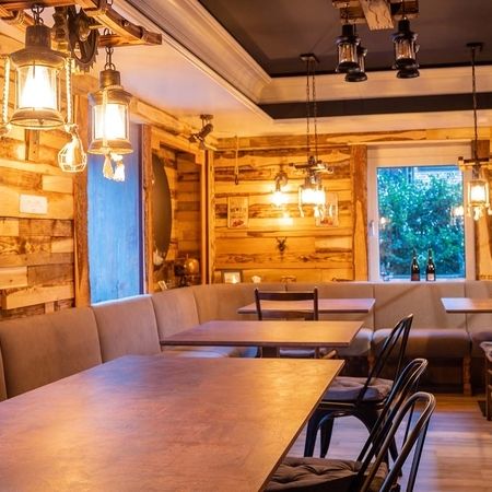 Innenansicht des Restaurant CK im rustikalen Stil