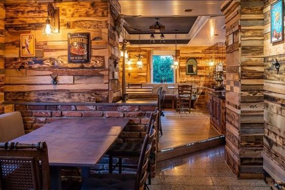 Blick ins Restaurant CK mit gemütlicher, rustikaler Holzverkleidung